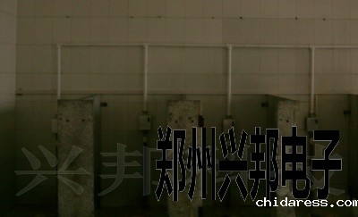 大便蹲位厕所节水器在河北任丘一中安装现场