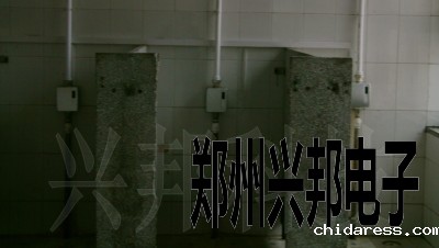大便蹲位厕所节水器在河北任丘一中安装现场